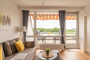 Wohnzimmer mit Balkonblick