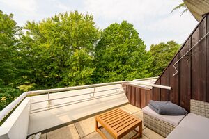 Balkon mit Block ins Grüne